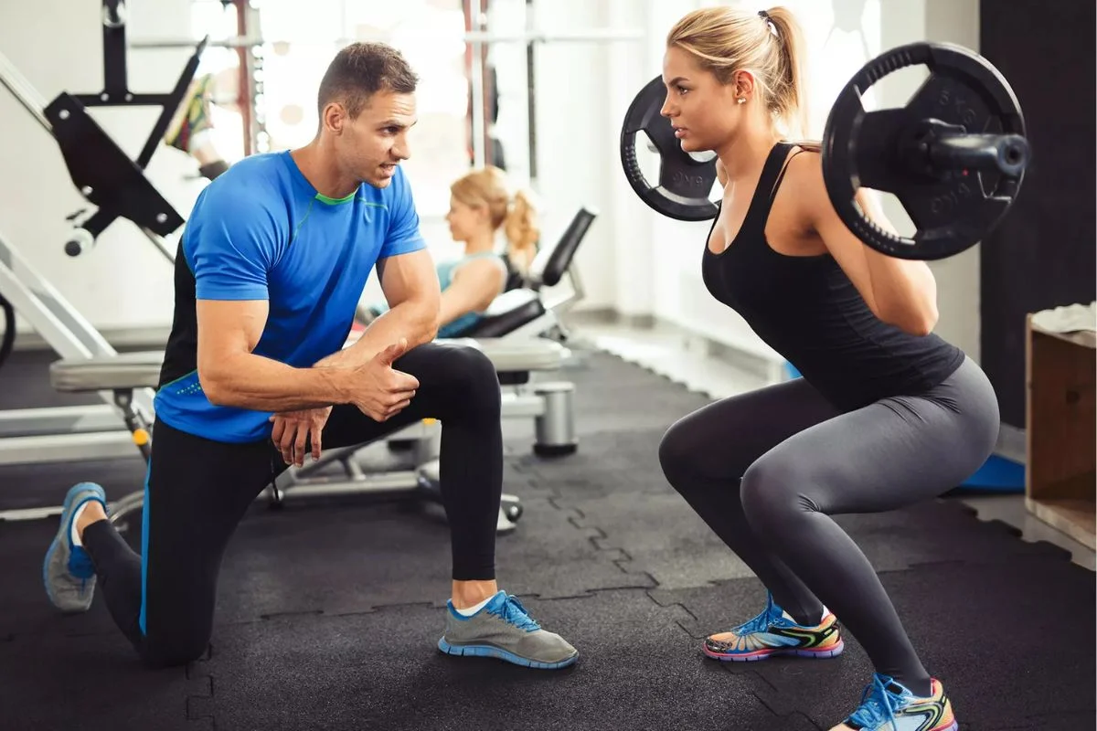 Mulher treinando con segurança após usar uma Calculadora de volum de treino