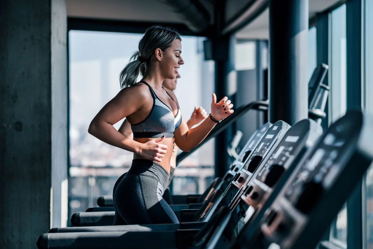 Mulheres treinando Hiit na esteira