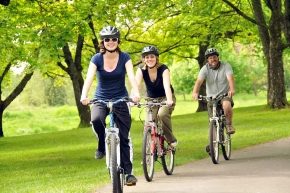 Grupo praticando ciclismo ao ar livre