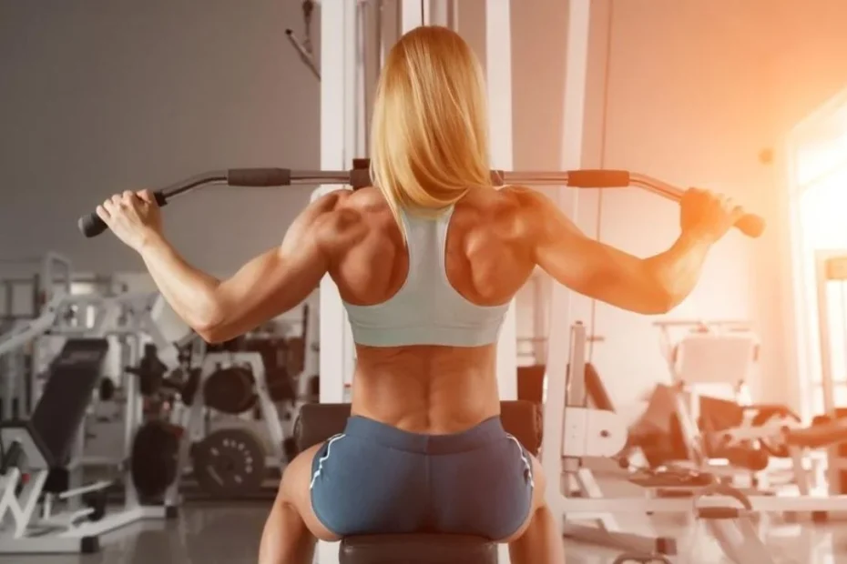 mulher se exercitando em uma academia
