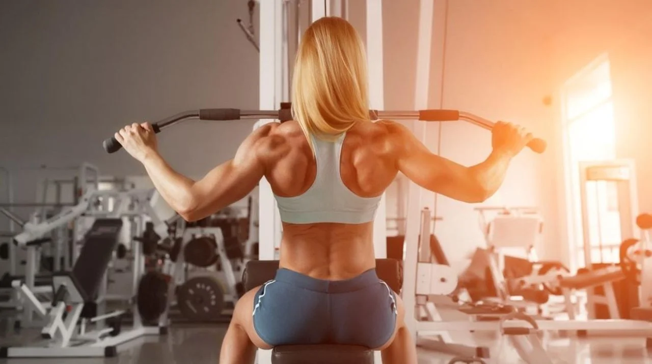 mulher se exercitando em uma academia