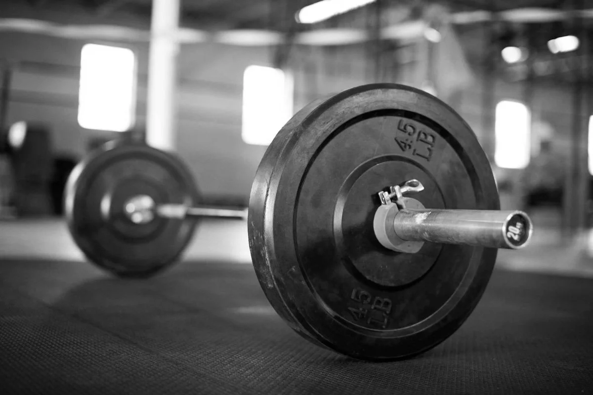 Alteres usado no treinamento com uma planilha de treino para powerlifting