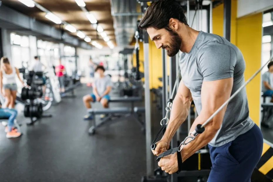 homem treinando em academia seguindo uma planilha de treino