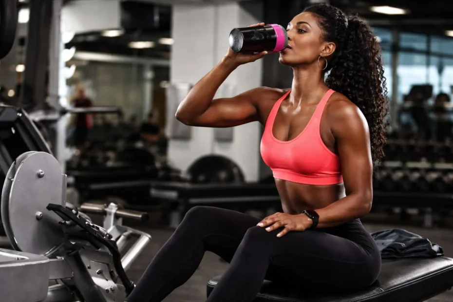 mulher em academia usando pré-treino