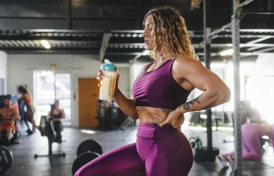 mulher em academia usando creatina