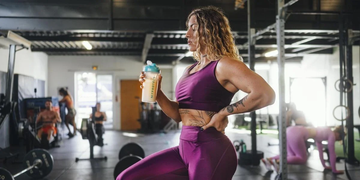 mulher em academia usando creatina