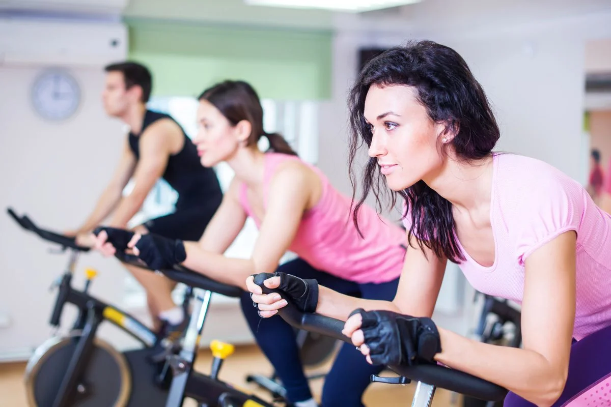 pessoas fazendo spinning